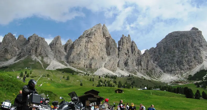 La Fondazione Dolomiti Unesco: “Ridurre il traffico sui passi”