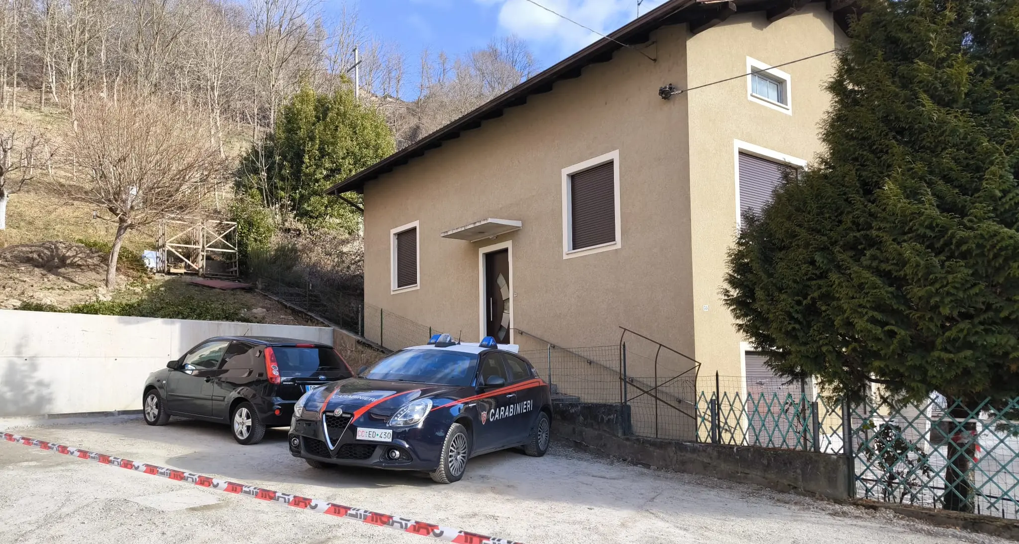Un uomo di 68 anni trovato morto in casa a Strigno: sospetto omicidio