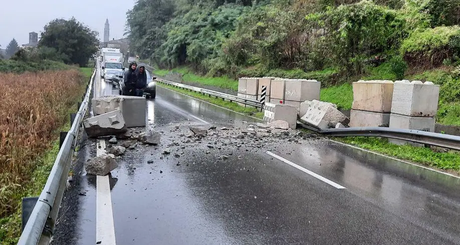 Maltempo, un masso precipita sulla strada e spazza via le barriere di cemento