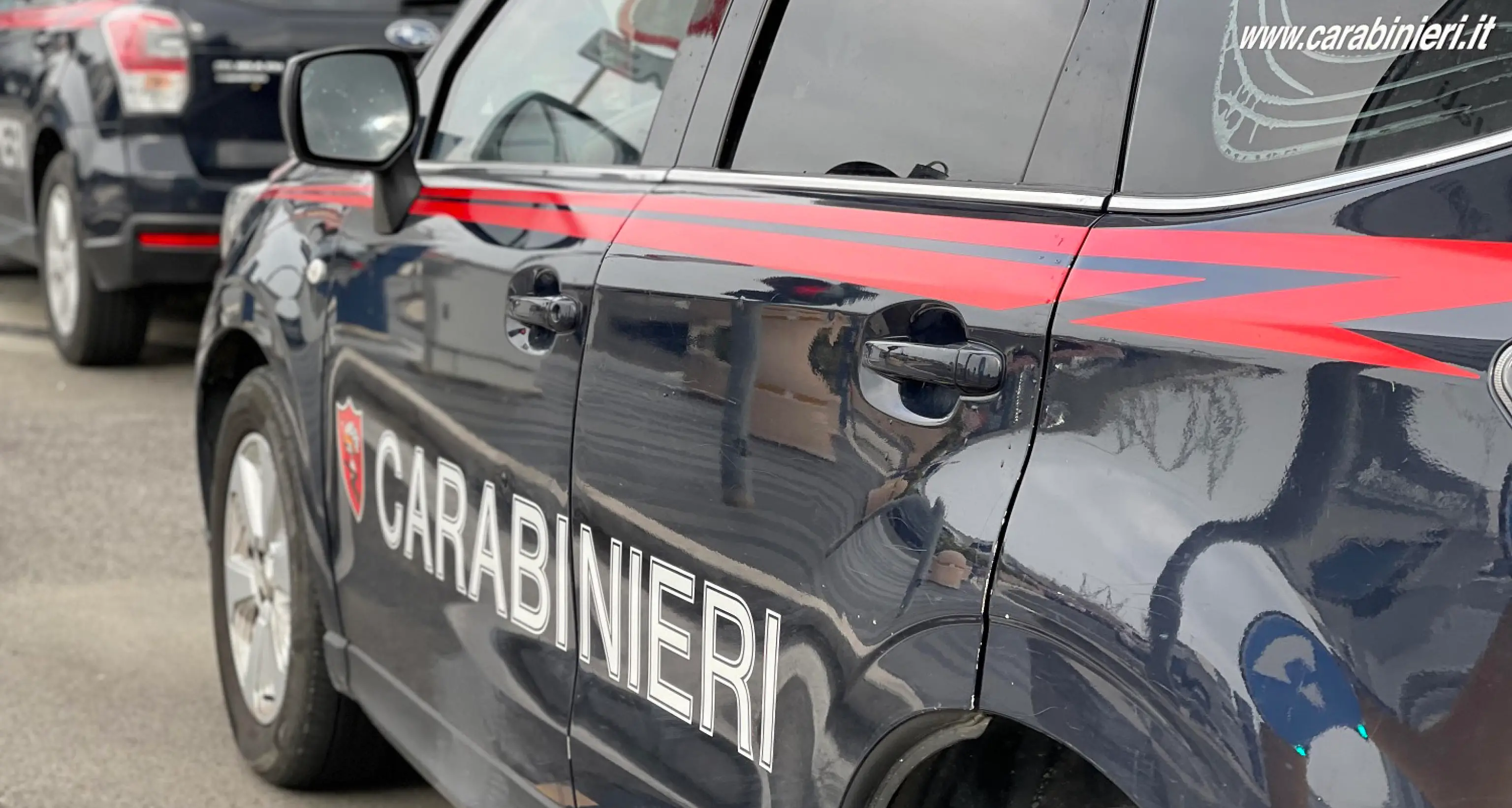 Trento, imbratta la vetrina e poi picchia il negoziante: arrestato