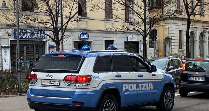Trento, fermato un bolzanino in libertà vigilata: al volante senza patente, non si è fermato all’alt della Polizia