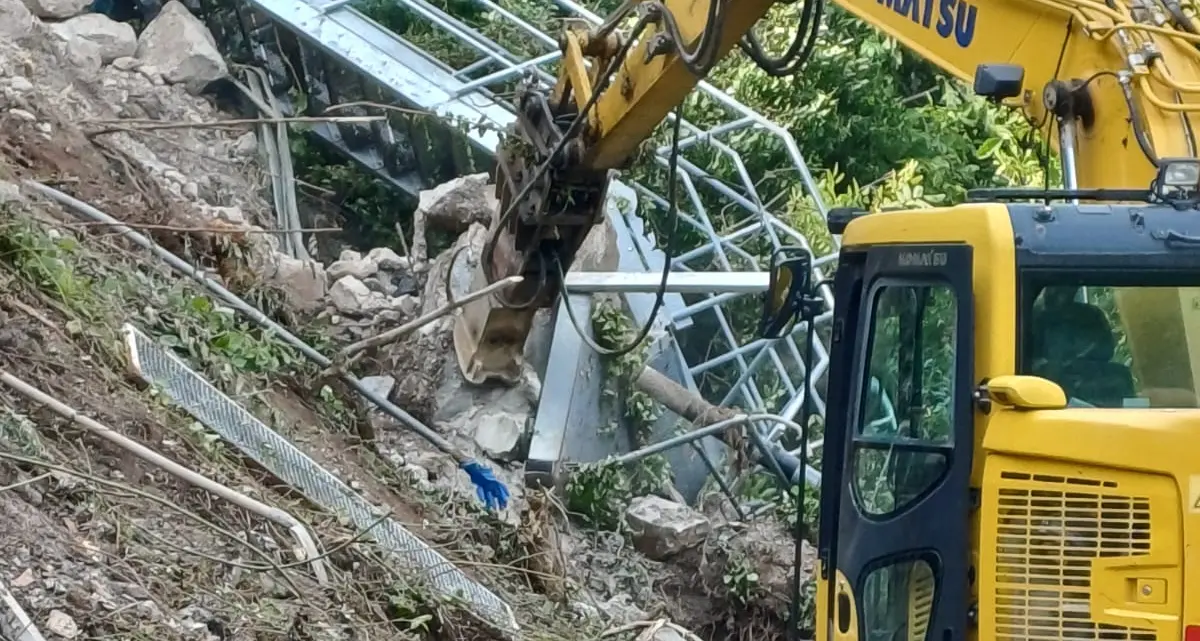 Frana in Via Castel San Rocco: continuano i lavori, resta il divieto di avvicinarsi al maso