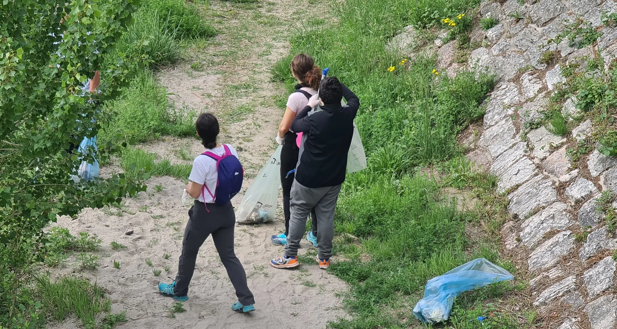 Sacchi e ramazza, a Trento i cittadini puliscono le roste dell’Adige