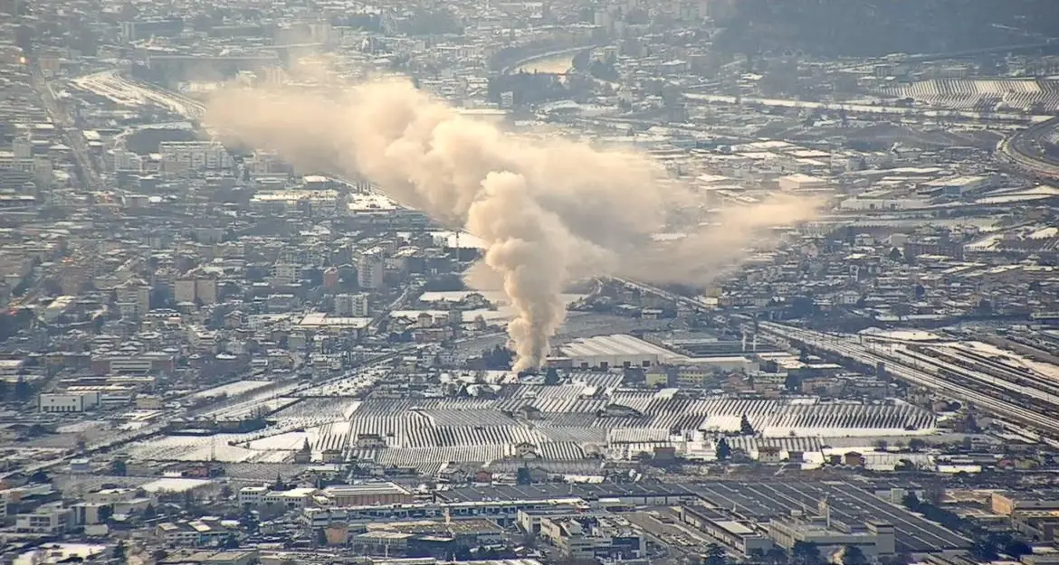 Incendio nella carrozzeria di Gardolo, l’Appa: alterazioni non significative della qualità dell’aria