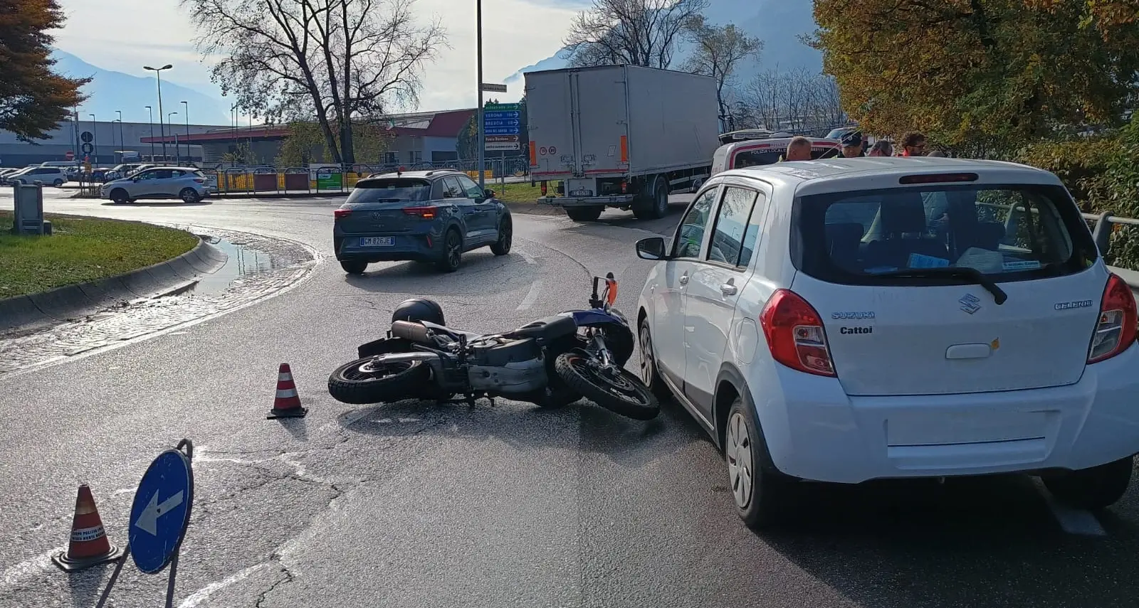 Scontro tra auto e moto: ferito il motociclista
