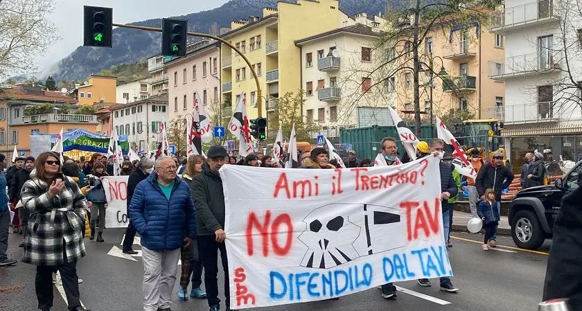 Trento, in 300 in corteo per dire “no” alla circonvallazione ferroviaria