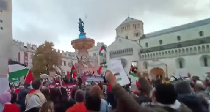 Trento, trecento persone manifestano per la Palestina: piazza Duomo blindata