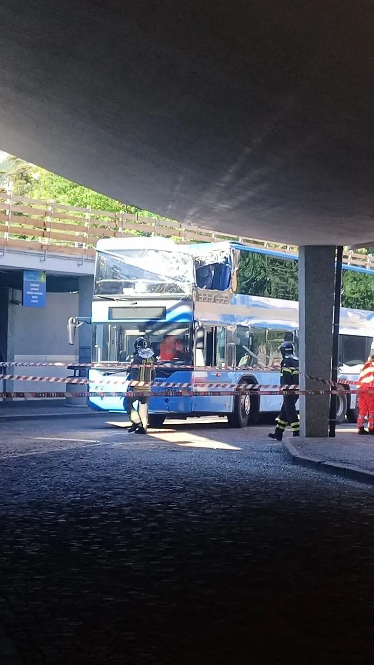 Trento, pullman a due piani sbatte contro la pensilina: paura e due persone all’ospedale