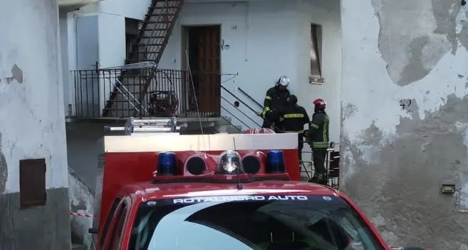 Esplosione in una casa di Besenello, giallo sulla dinamica: uomo trovato morto all’esterno