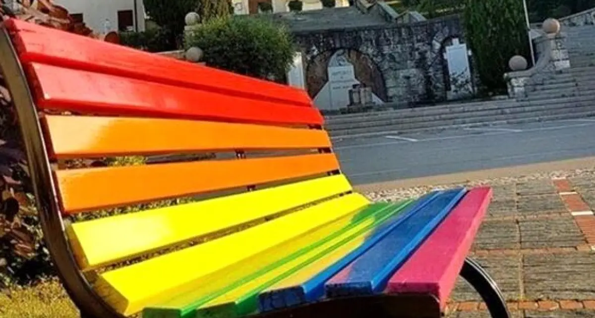 Diritti Lgbt, torna a Trento \"Liberi e libere di essere\": in città la prima panchina \"rainbow\"