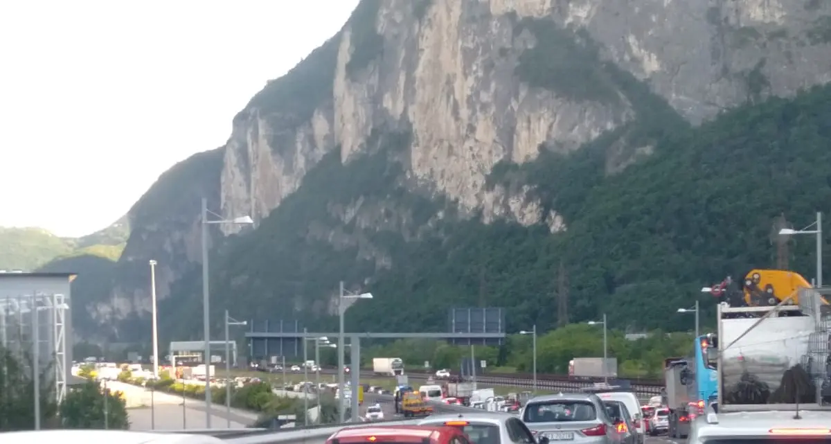 Carambola fra 4 mezzi in tangenziale a Trento, traffico bloccato