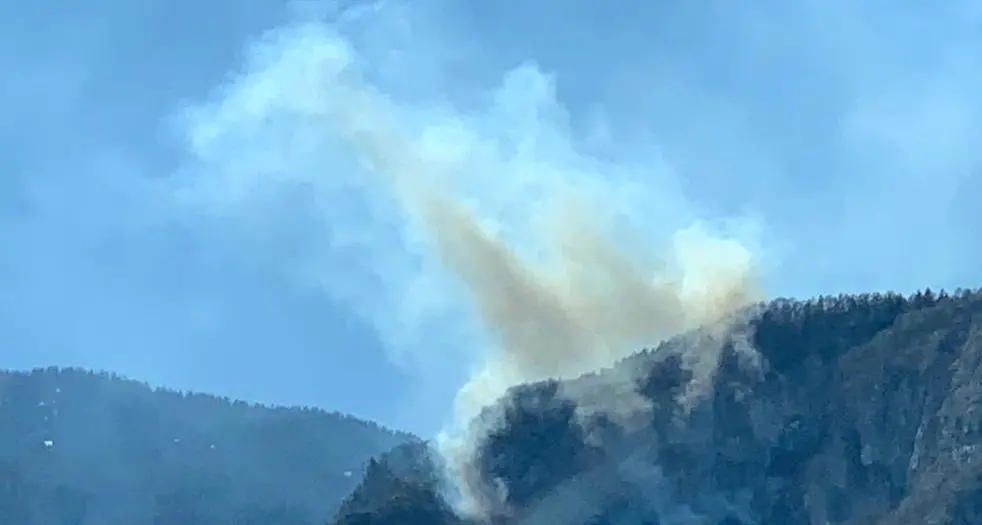 Incendio nei boschi sotto Fai della Paganella