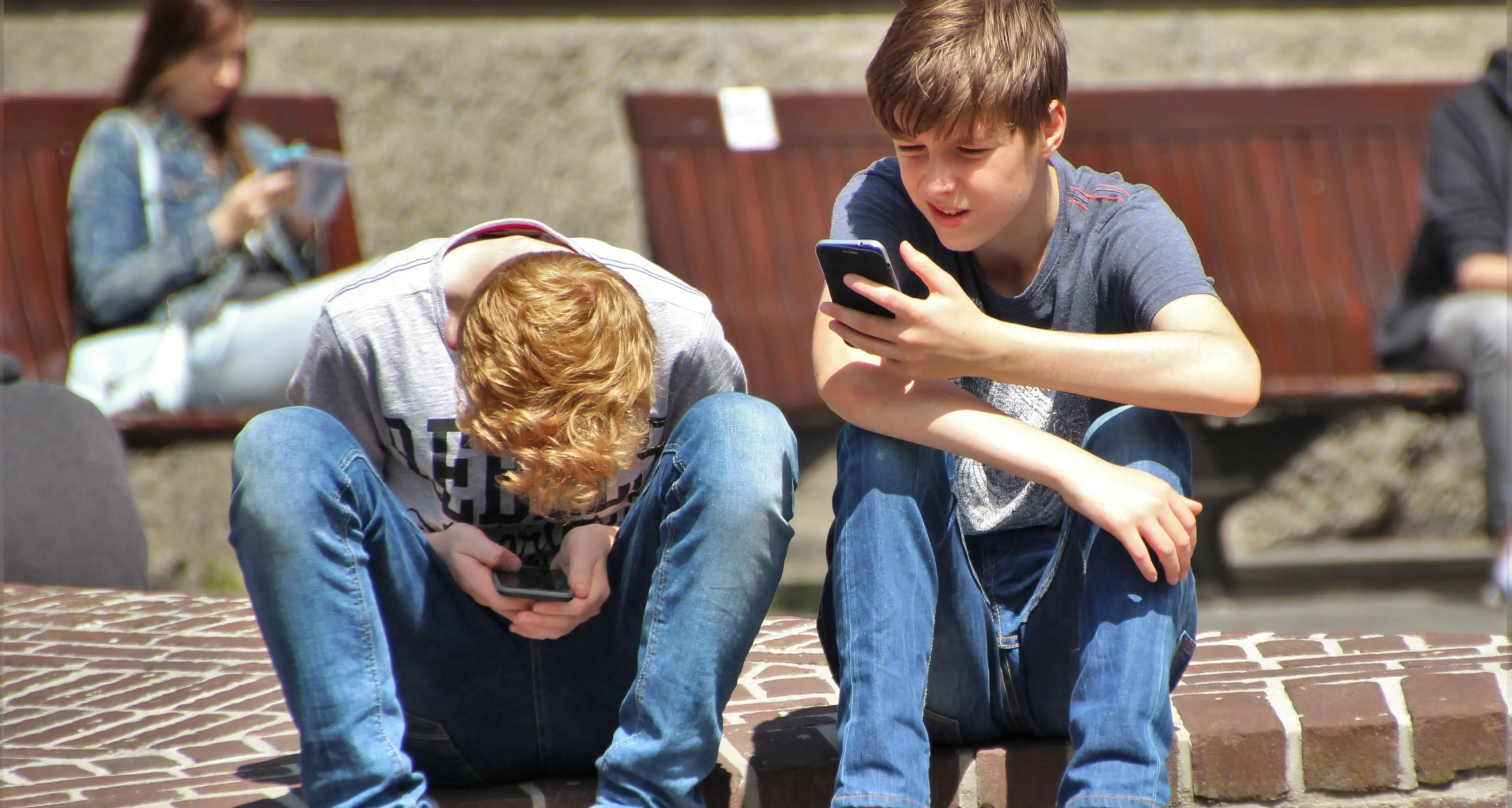 Che cosa sappiamo davvero dei telefonini dei nostri figli