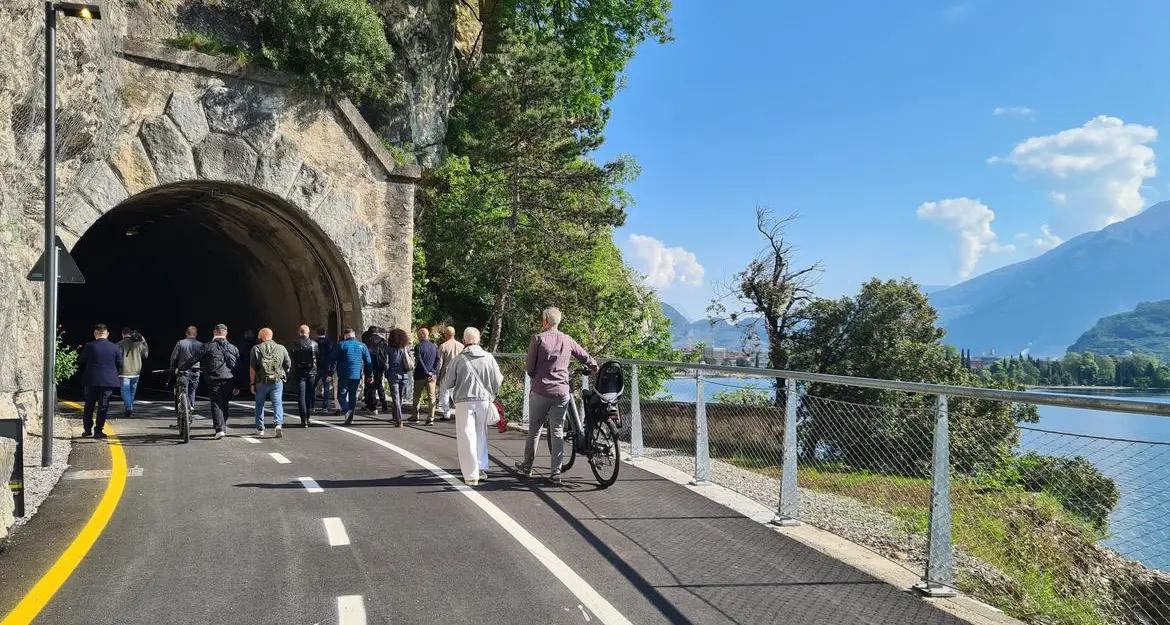 Ciclovia del Garda, approvato l’ultimo tratto trentino sulla sponda ovest: collega la Spiaggia dello Sperone alla foce del Ponale