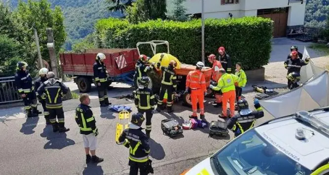 Cade con la moto e finisce sotto un trattore, grave un 45enne a Giovo