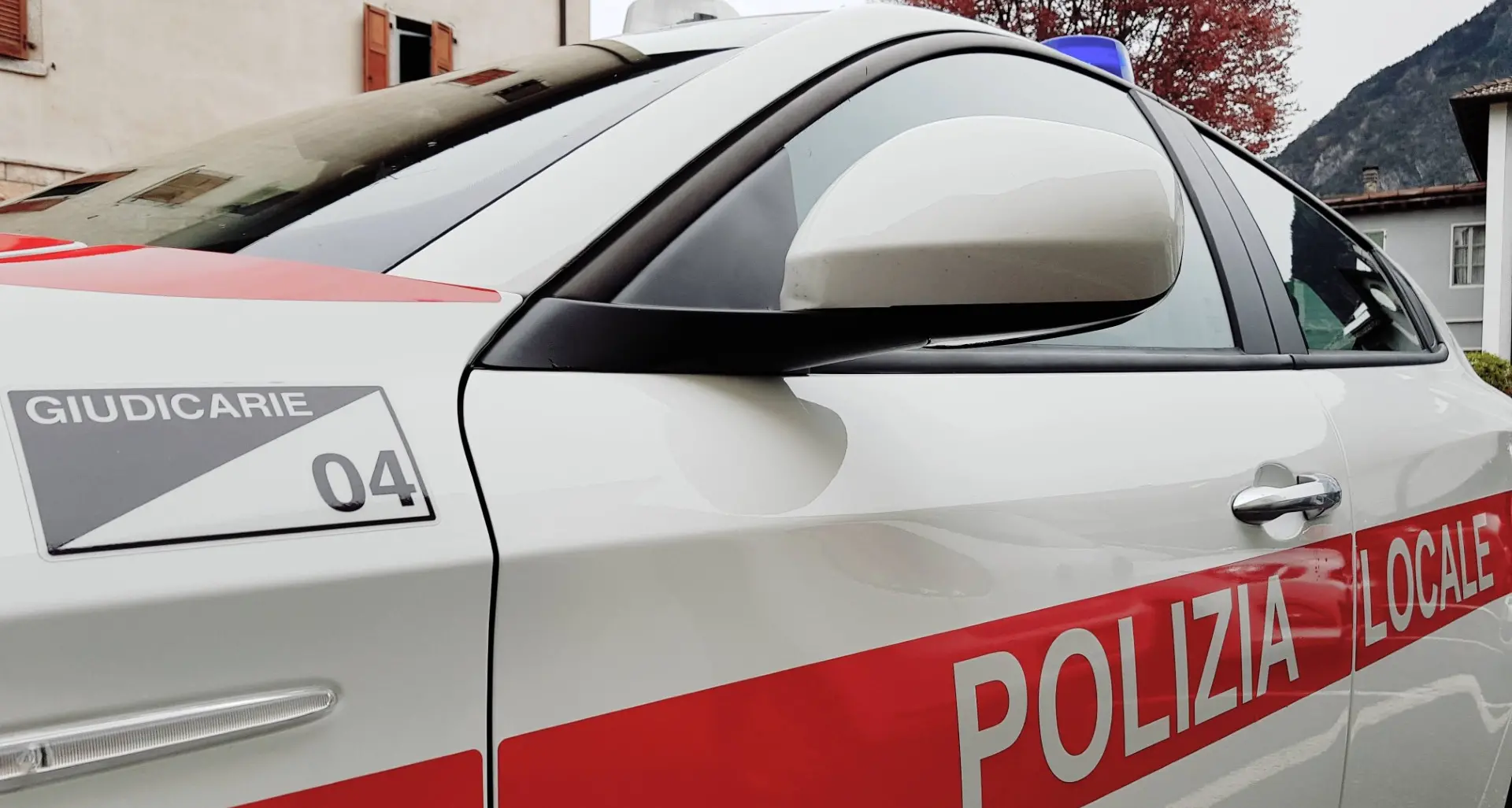 Tione, atti osceni davanti a due ragazzine al parco: denunciato