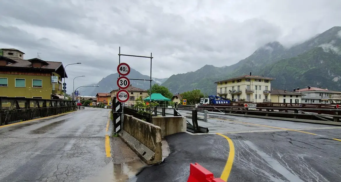 Aperto al traffico il ponte provvisorio sul fiume Caffaro