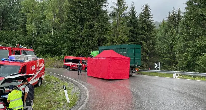 Schianto contro il camion a Sant’Antonio di Mavignola, la vittima è il sedicenne Federico Collini