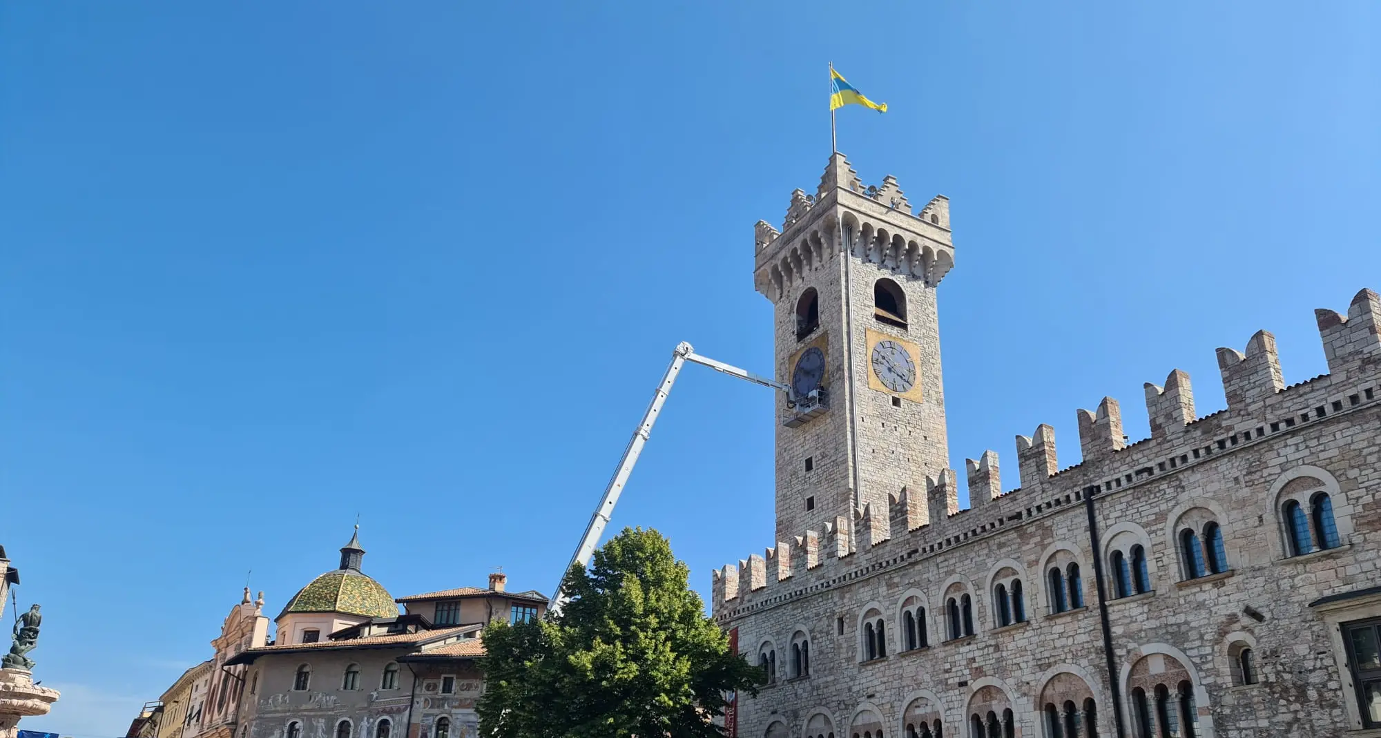 Torre Civica, si stacca una pietra: verifiche in corso