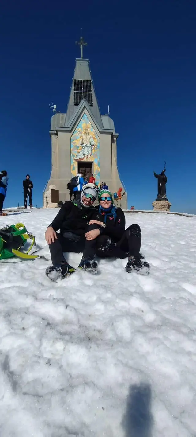 Precipita nel vuoto durante un’escursione sul monte Guglielmo, il compagno posta l’ultima foto assieme: «Ti amerò sempre»