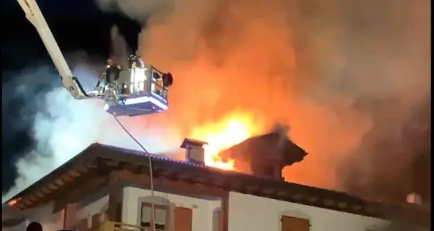 Roncone, a fuoco il tetto di un residence: evacuate tre famiglie