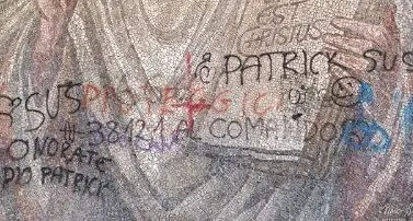 Pergine, scritte vandaliche deturpano il Cristo benedicente agli ex Artigianelli. La Provincia: «Sarà ripulito»