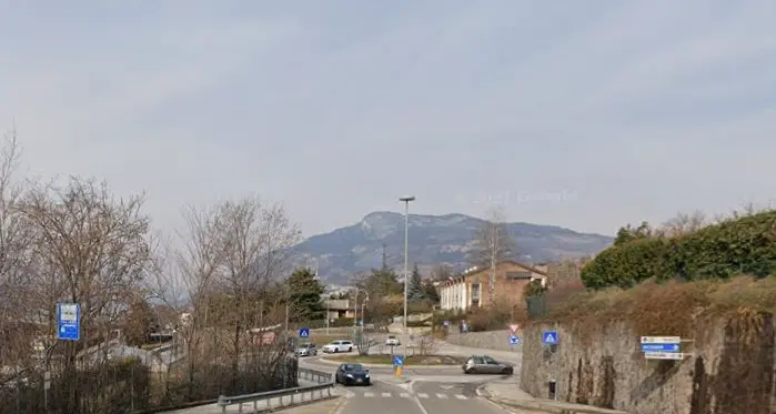 L’autobus “infilzato” dal guard rail: paura questa mattina a Trento