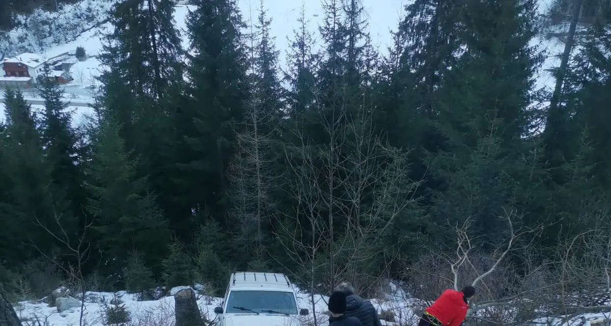 Rabbi, l’auto scivola sul ghiaccio e finisce nel dirupo: 3 persone illese