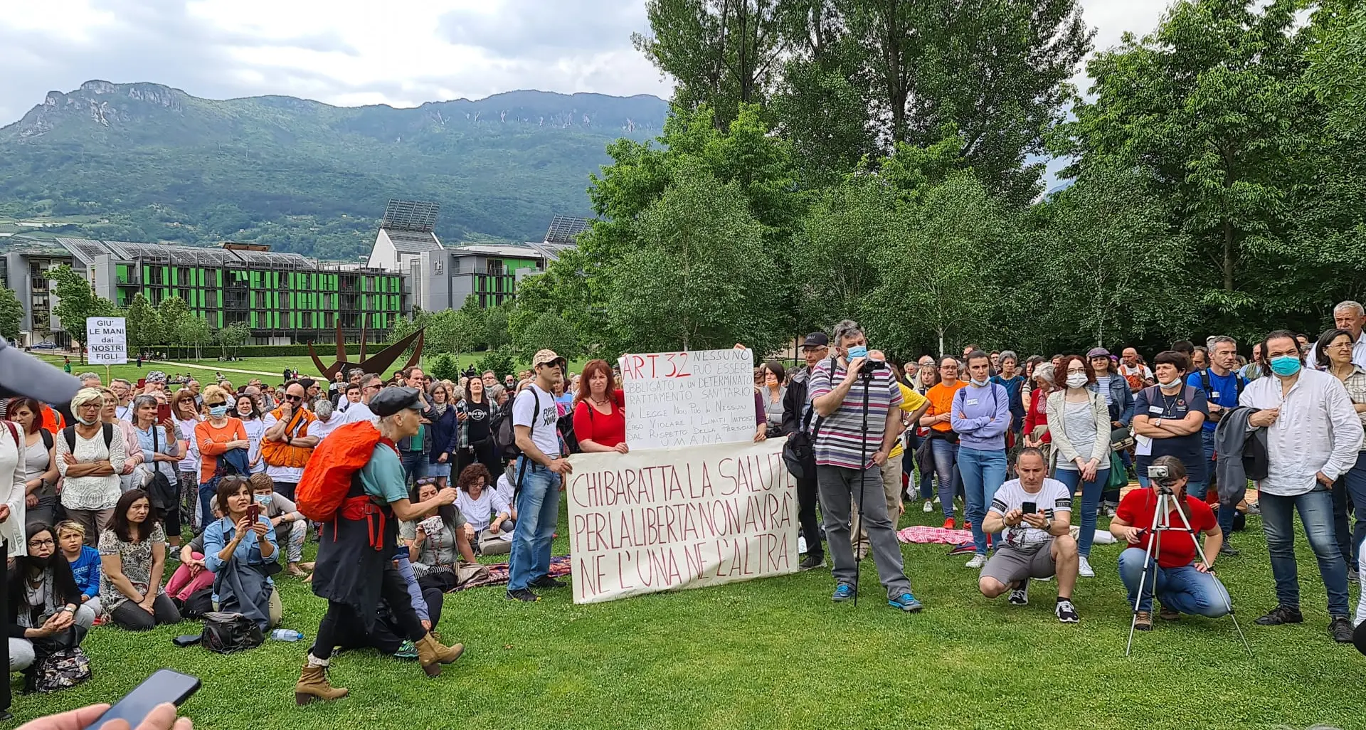 Oltre 300 No Vax e No Mask a protestare al parco delle Albere