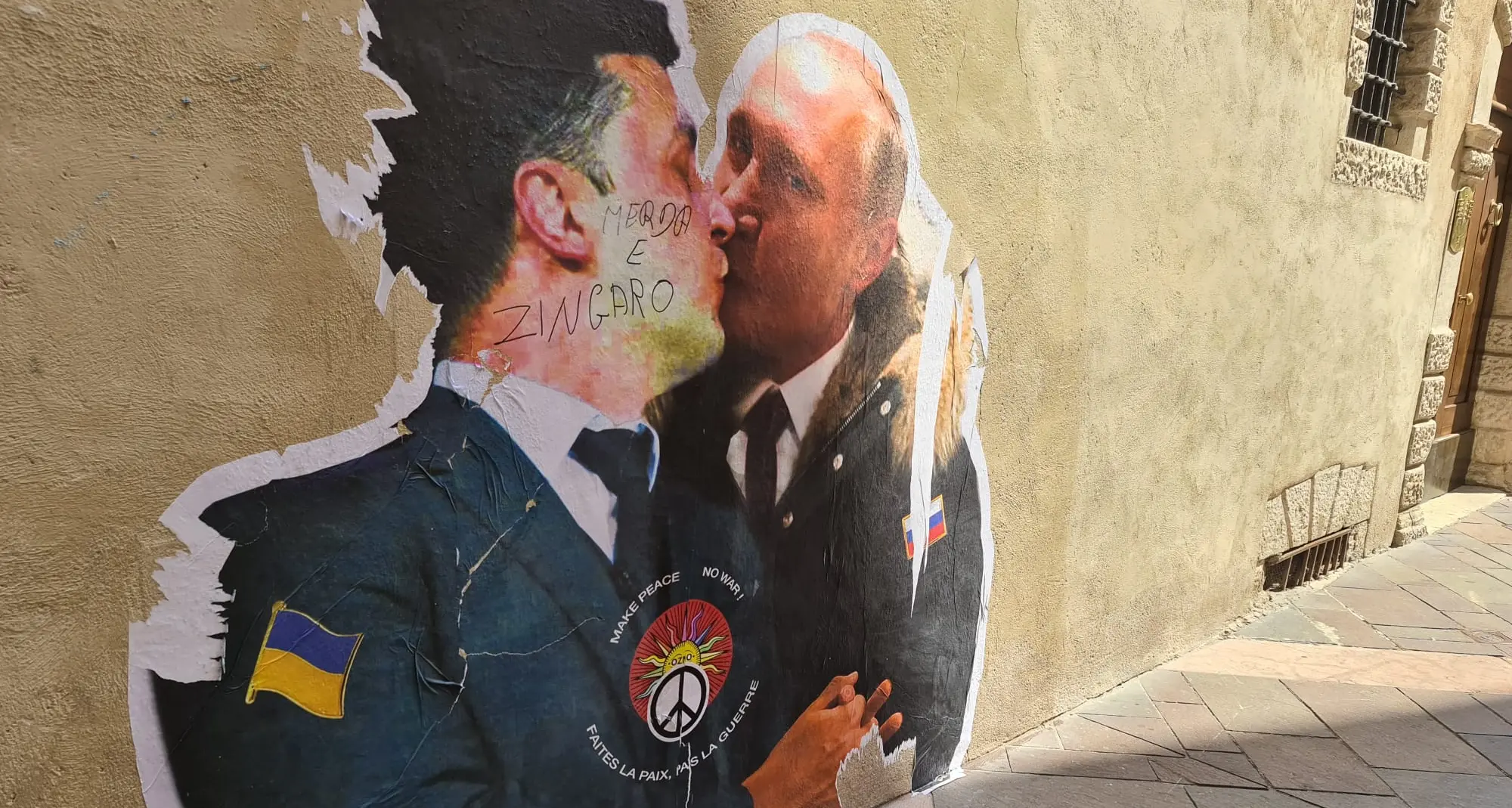 Trento, il bacio fra Zelensky e Putin rovinato in meno di 24 ore dai vandali