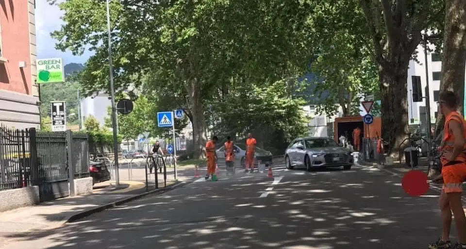 Trento, strisce pedonali contro una barriera in via Fogazzaro: la ditta corregge l’errore