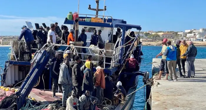 A sei mesi ha perso la mamma nel naufragio: Ismail ha lasciato Lampedusa