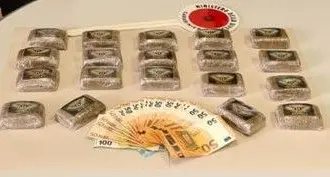 Trento, cittadino segnala due spacciatori in piazza Venezia: due ventenni rotaliani arrestati con due chili di hashish