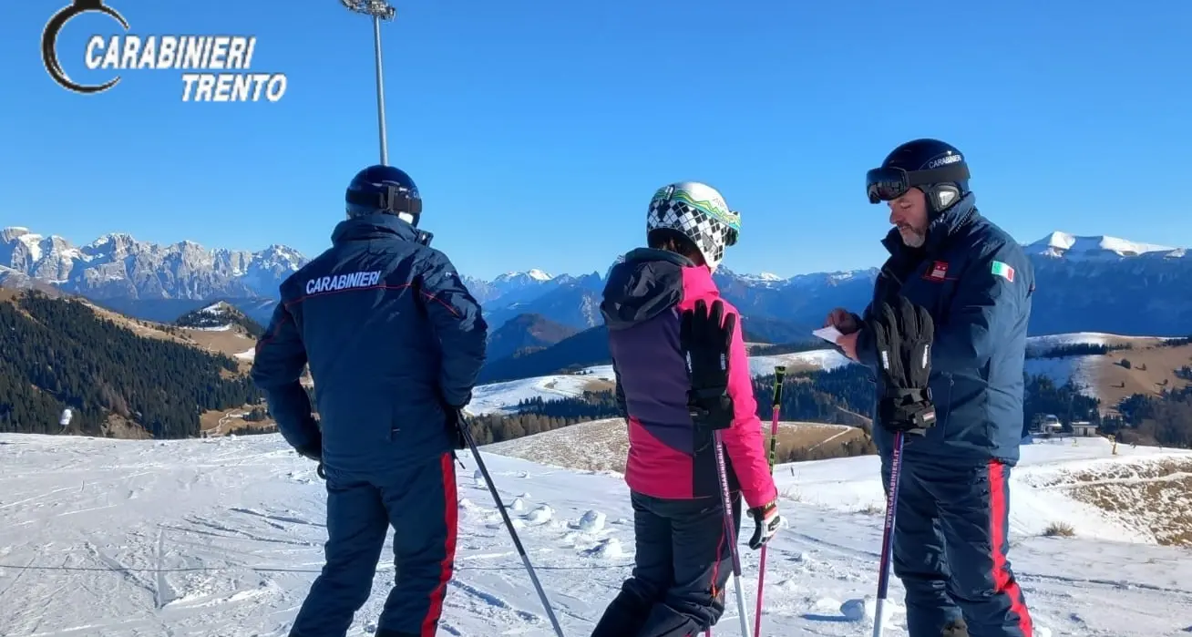 Valsugana, i carabinieri pattugliano i mercatini e le piste. Denunciati due ubriachi alla guida