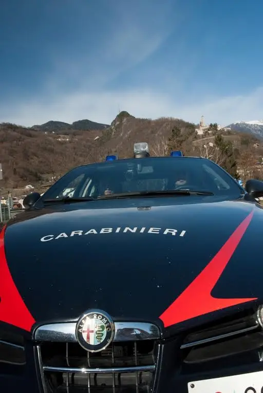 Rapina con coltello all'ufficio postale di Levico Terme: caccia all’uomo mascherato