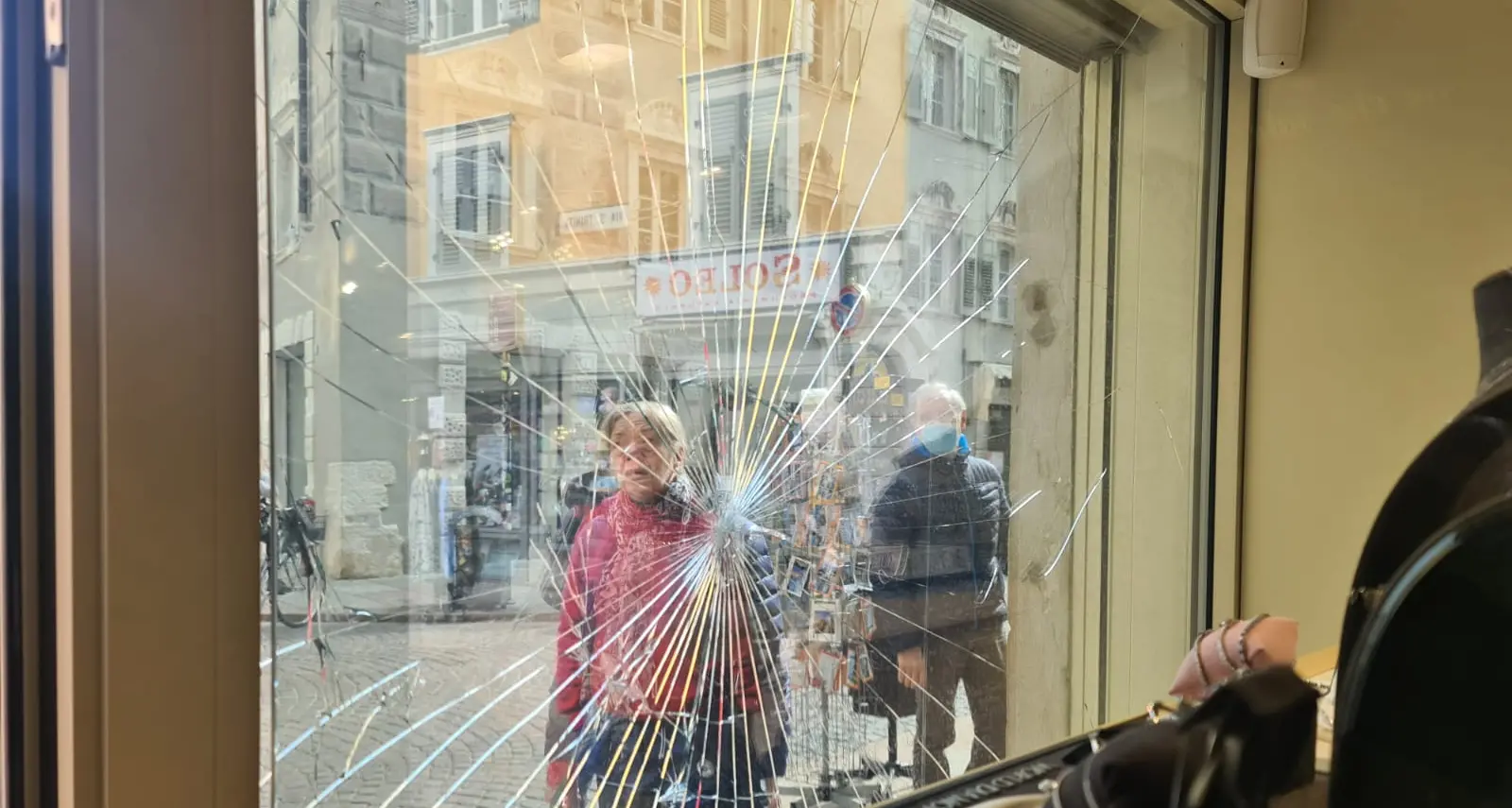 Trento, spaccata notturna alla gioielleria Obrelli