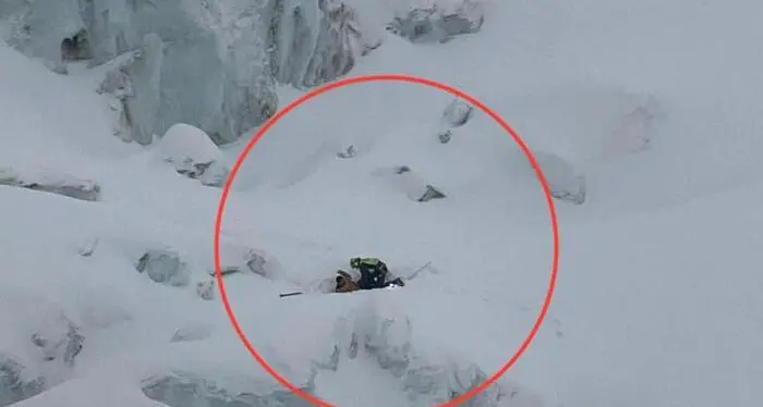 Monte Bianco, bloccato sul ghiacciaio con attrezzatura e abbigliamento inadeguati: grave un alpinista