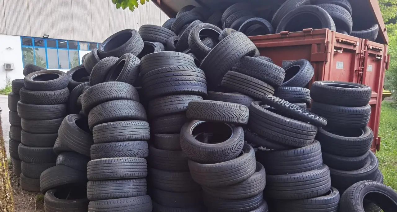 Allarme pneumatici a Trento, caracasse accumulate da più di sei mesi