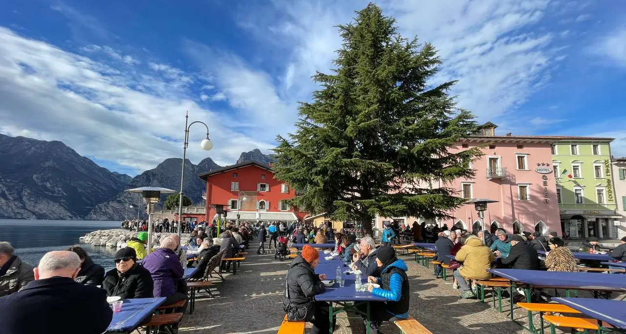 Il broccolo «figlio del vento» torna a gremire il porticciolo di Torbole