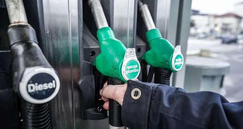 Carburante: benzina e diesel aumentano ancora, ecco i prezzi medi nazionali