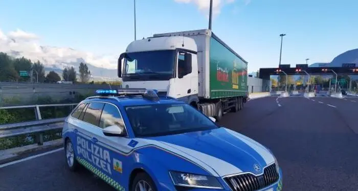 Trento, scontro tra auto e mezzo pesante sull’A22: la vittima è una cinquantenne bolognese