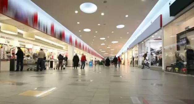 Centri commerciali, nei fine settimana aperti solo alimentari, edicole e farmacie
