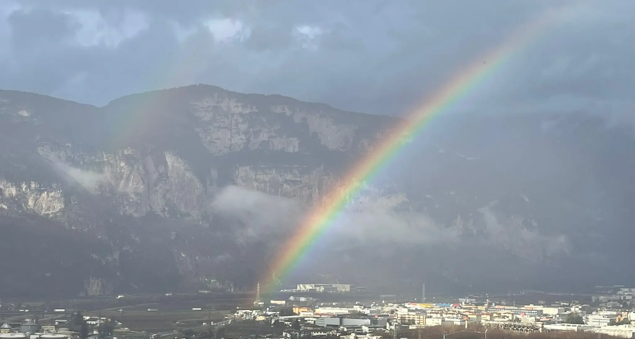 A gennaio il meteo che non ti aspetti: l’arcobaleno sulla città