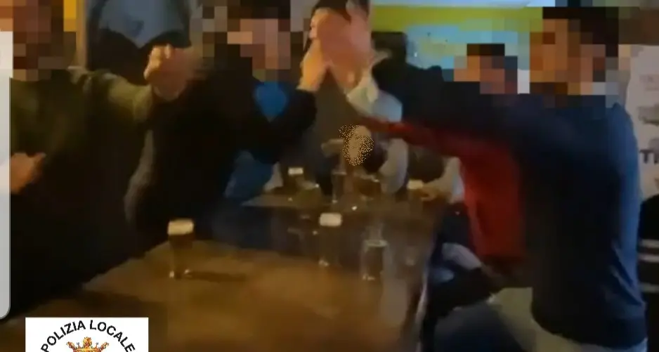 Tione, il barista balla con quattro clienti senza mascherina: arriva la Polizia locale