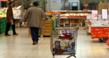 Trova un assorbente in bagno, la direttrice del supermarket: «Autodenunciatevi o controlliamo»