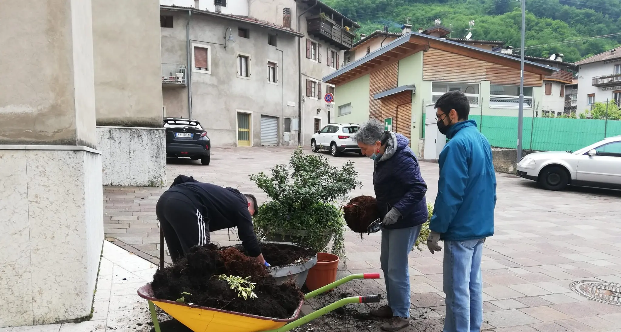 A Sardagna volontari al lavoro per le aiuole e le fioriere