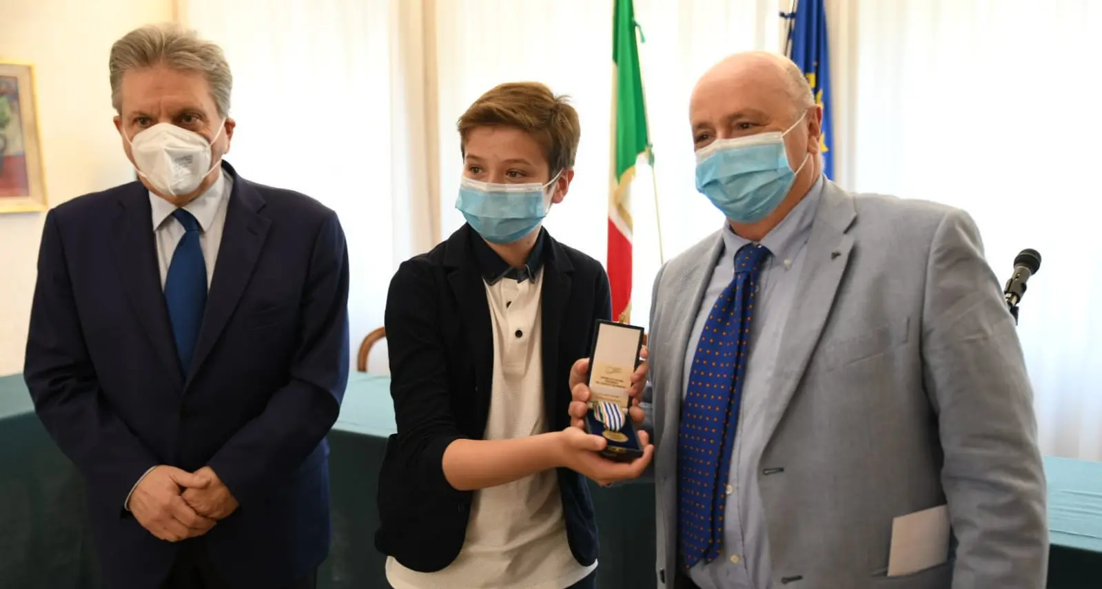 Trento, medaglie d’onore agli ex Internati militari: il commissario Lombardi commosso ricorda il padre e lo zio. Tra i parenti anche un giovanissimo