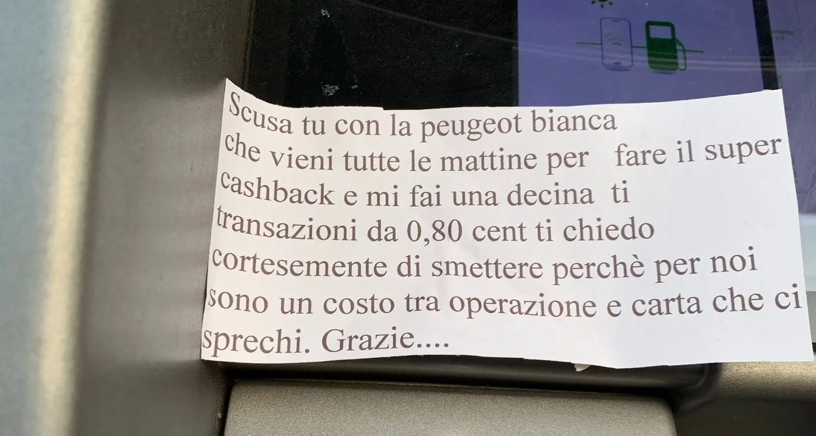 Rovereto, lo sfogo del benzinaio: “Troppi scontrini da 80 centesimi per il Cashback”