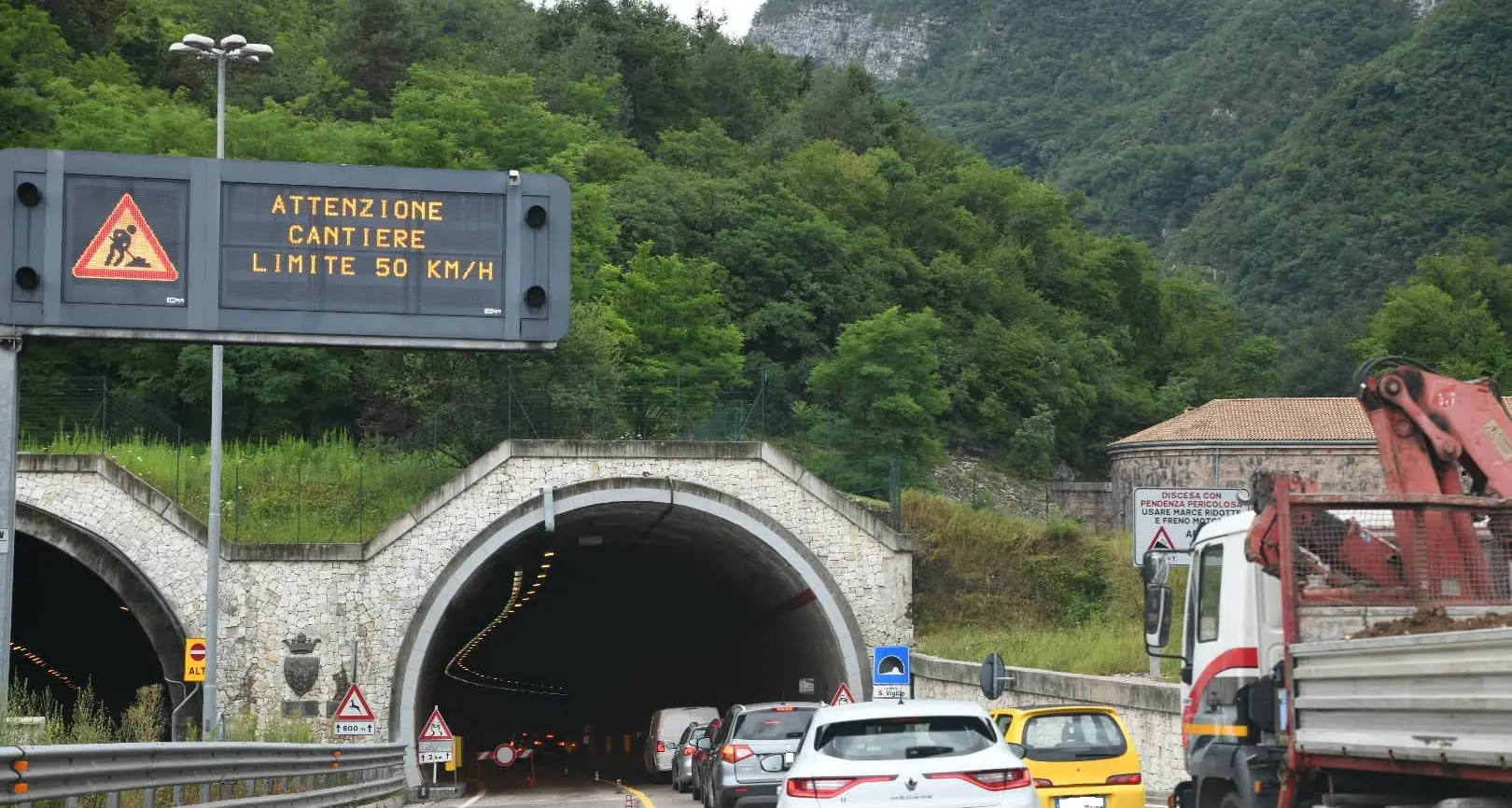 A Trento mattinata da incubo per gli automobilisti: lunghe code verso Cadine e la Valsugana, colpa dei cantieri
