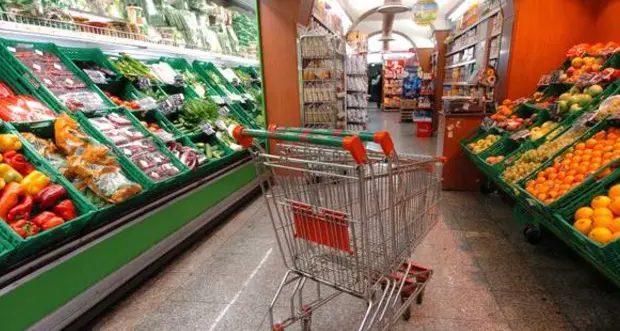 Trento, i Nas sequestrano 73 chili di cibo scaduto: era esposto in un supermercato